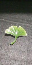 Grüne Ginkgo-Blatt Porzellan Brosche Kämmer 6x5cm