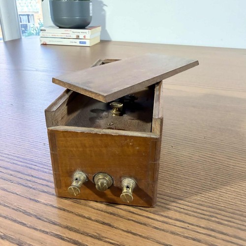 Alte elektrische holzdose mit - elektrische,