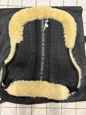 Mattes Lammfell Sattelkissen, Gr. M wie neu, kaum benutzt-Correctionsmöglichkei