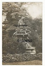 Alter Brunnen mit Figuren sehr