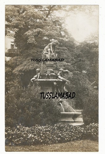 Alter brunnen mit - figuren, sehr