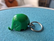 K13) Vintage Schlüsselanhänger Dresdner Bank Elefant Drumbo Luigi Colani Grün
