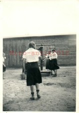 Foto, 2.WK,  Zeit: Maiden holen Wasser an der Schwengel-Pumpe (MB)21192