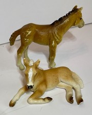 2 Schleich Fohlen Haflinger liegend, Holstein stehend gebraucht