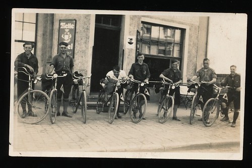 Foto jugendliche mit fahrrad - -,