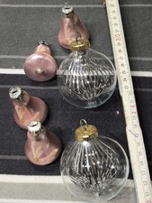 alter Christbaumschmuck Glöckchen Lauscha und Fadenkugeln im Glas.