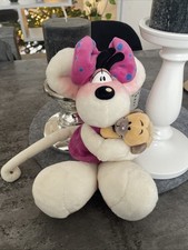 Diddlina hält Pimboli im Arm