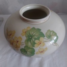 Vase Marke Weimar (Jutta) Porzellan mit Blüten und Blumen, einwandfrei