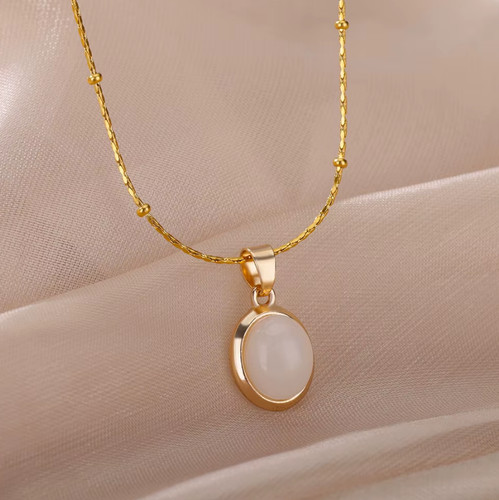 Elegante goldkette mit - goldkette, weißem