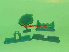 Zaun - Hecke - Baum - grün -