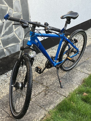 Blaues mountainbike - blaues,