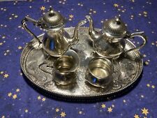 Tea Time: Englische Teezeit mit zwei Kannen, Sahnekännchen & Zuckerschale