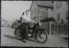 (M72) Foto, Mann mit Motorrad