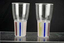 2 Gläser mit farbigen Fuß