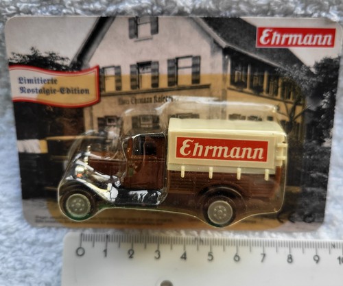 Kleiner oldtimer lieferwagen - kleiner, oldtimer-lieferwagen