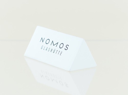 Nomos glashütte aufsteller - nomos,