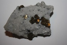 Pyrit - Kristalle auf Calcit