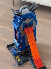 Hot Wheels City Power Parkhaus mit Rennbahn, Garage