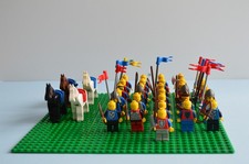 Lego Konvolut aus 31 Ritter Minifiguren mit Pferd Bogen Waffen Schwert Helm Burg