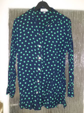 Blaue Bluse mit grünen