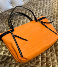 Orangefarbene Lederhandtasche