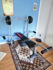 Hantelbank mit Gewichten