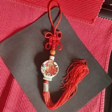 Chinesischer Amulettknoten mit Porzellanmedaillon