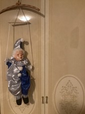 Harlekin auf Schaukel