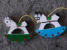 Weihnachtsdekoration: 2 Schaukelpferde aus Holz 