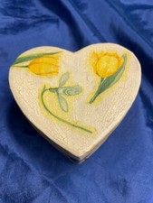 Geschenkdose Tulpe Schmuckdose Dekodose Herzform aus Pappe Serviettentechnik