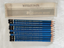 Aus einer Auflösung: 11 tolle alte Staedtler Mars Stifte mit Etui