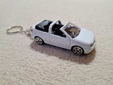 Schlüsselanhänger Volkswagen VW GOLF Cabriolet Weiß Erdbeerkörpchen Maisto Auto