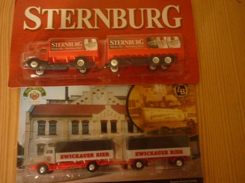 Zwei nostalgie lkw mit - nostalgie,