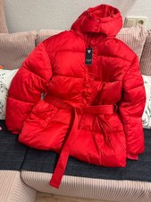 Rote Winterjacke der Marke