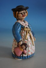 RS0622-052: Thun Bozner Keramik Figur Volkskunst Mädchen in Tracht mit Puppe