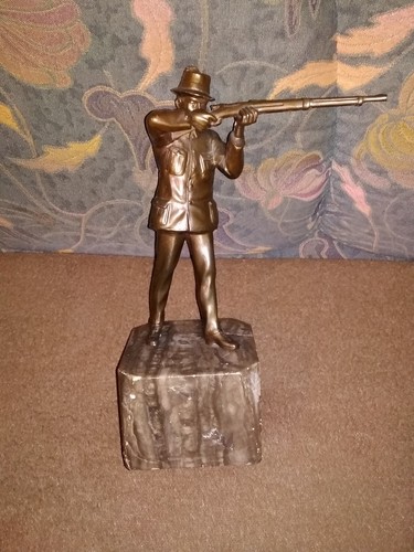 Jägerskulptur auf marmor - jägerskulptur,