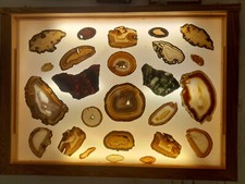 Achat Scheiben in beleuchtetem Schaukasten