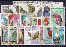 25 verschiedene Briefmarken Papageien + Sittiche , Sittich , Parots
