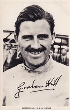 GRAHAM HILL B.R.M. FAHRER, FOTOKARTE, GEDRUCKTE KOPIE SIGNATUR, KEIN ORIGINALSTIFT.