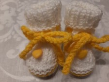Babyschuhe Strickschuhe Erstlingsschuhe weiß gelb  0-3 Monate
