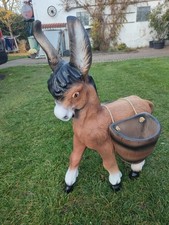 Esel mit Pflanzschalen