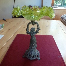 Alte  Fußschale mit Metallfigur, Wellenrandschale grün mit Muster