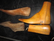 4 Teile Schuster-Leisten, 26 Schuhspanner, 3 Paar Holzlatschen