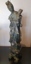 Guan Yin, China 20. Jh. Jade/Nephrit Figur geschnitzt, stehend mit Blumen.