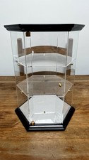 Vitrine sechseckig mit Tür