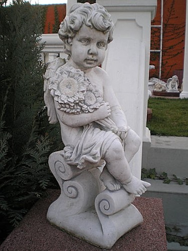 Steinfigur engel auf säule - steinfigur,