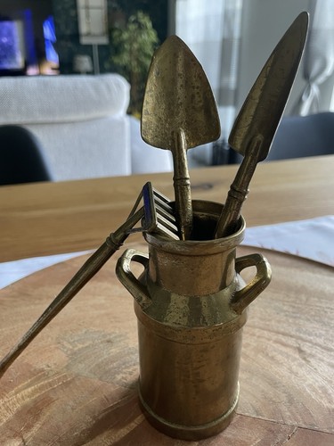 Milchkanne mit gartenwerkzeug - mit,
