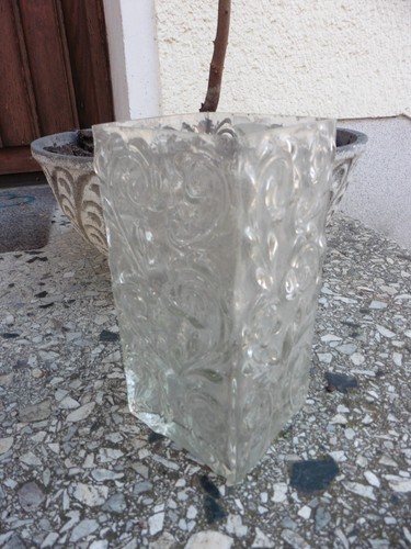 Eine eckige blumenvase - eckige,
