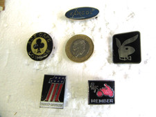 5 VINTAGE MOTORRAD PIN ABZEICHEN, KANGOL, HARLEY DAVIDSON, ACE CAFE LONDON ETC.