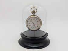 Uhr Taschenuhr Tischuhr unter Glasdom Emaille-Zifferblatt & Pferdegravur Vintage